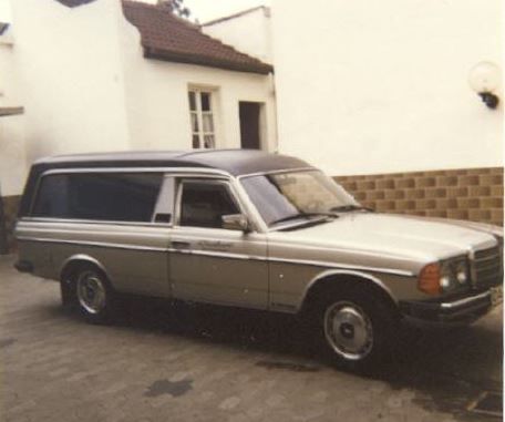 Erster Bestattungswagen der Marke Mercedes-Benz in Silber, 1985