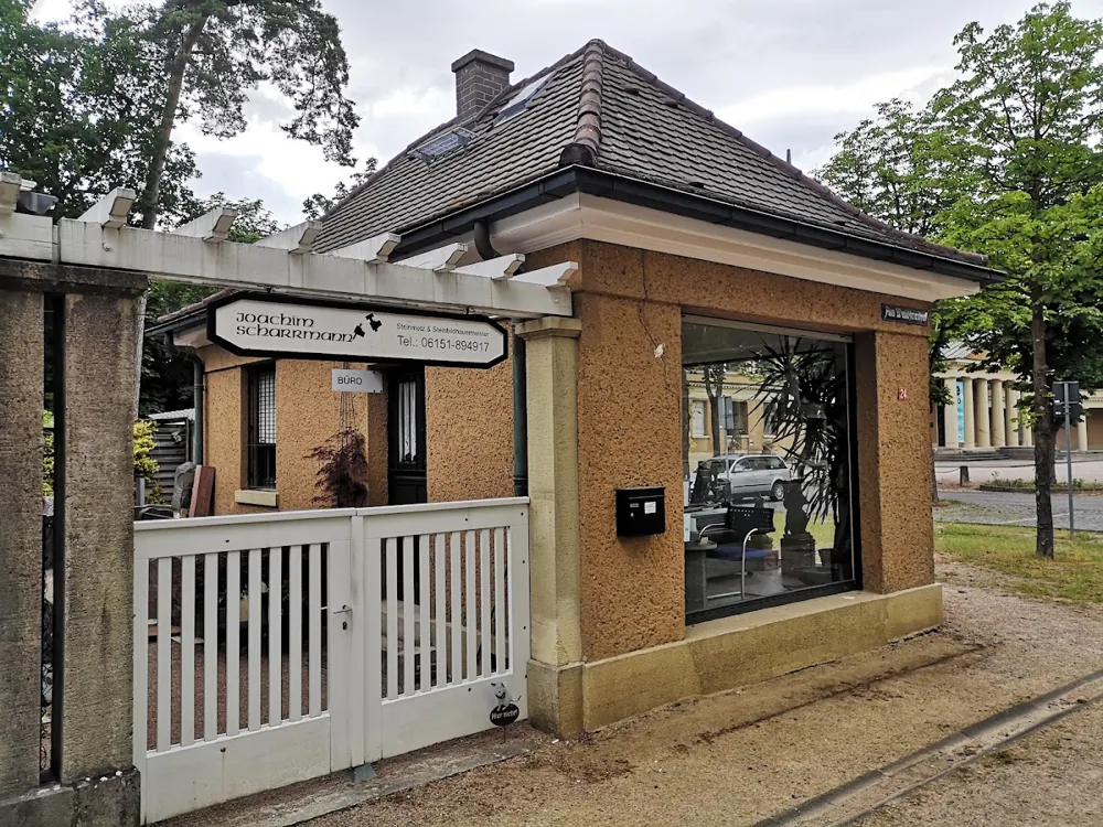 Steinmetz Scharrmann am Waldfriedhof Darmstadt